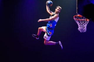 Basket acrobatique sur scène