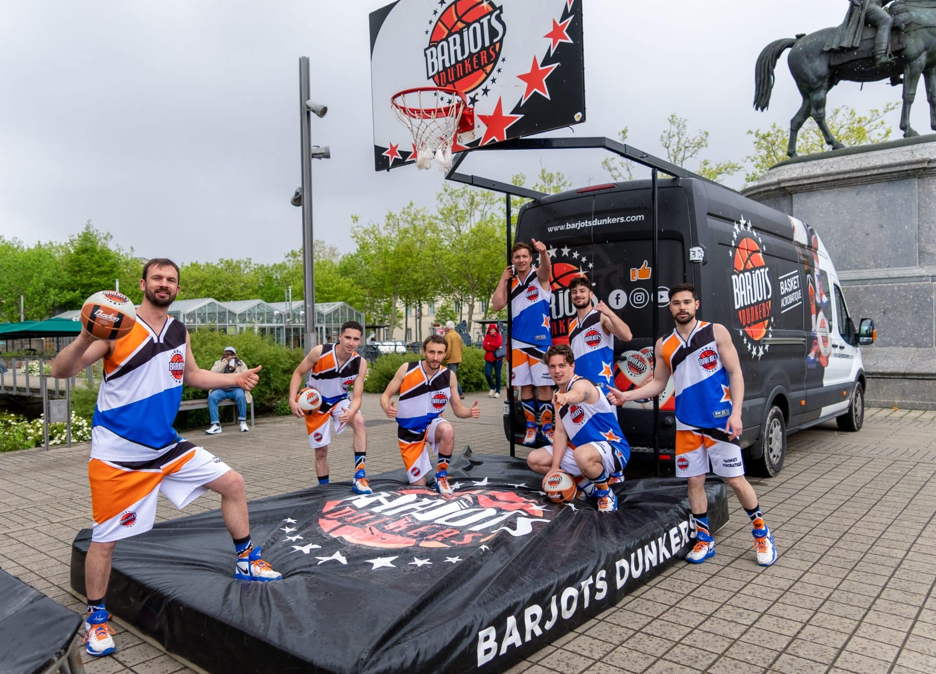 Photo du Hoops Bus Barjpts Dunkers, un panier amovible directement sur notre camion.