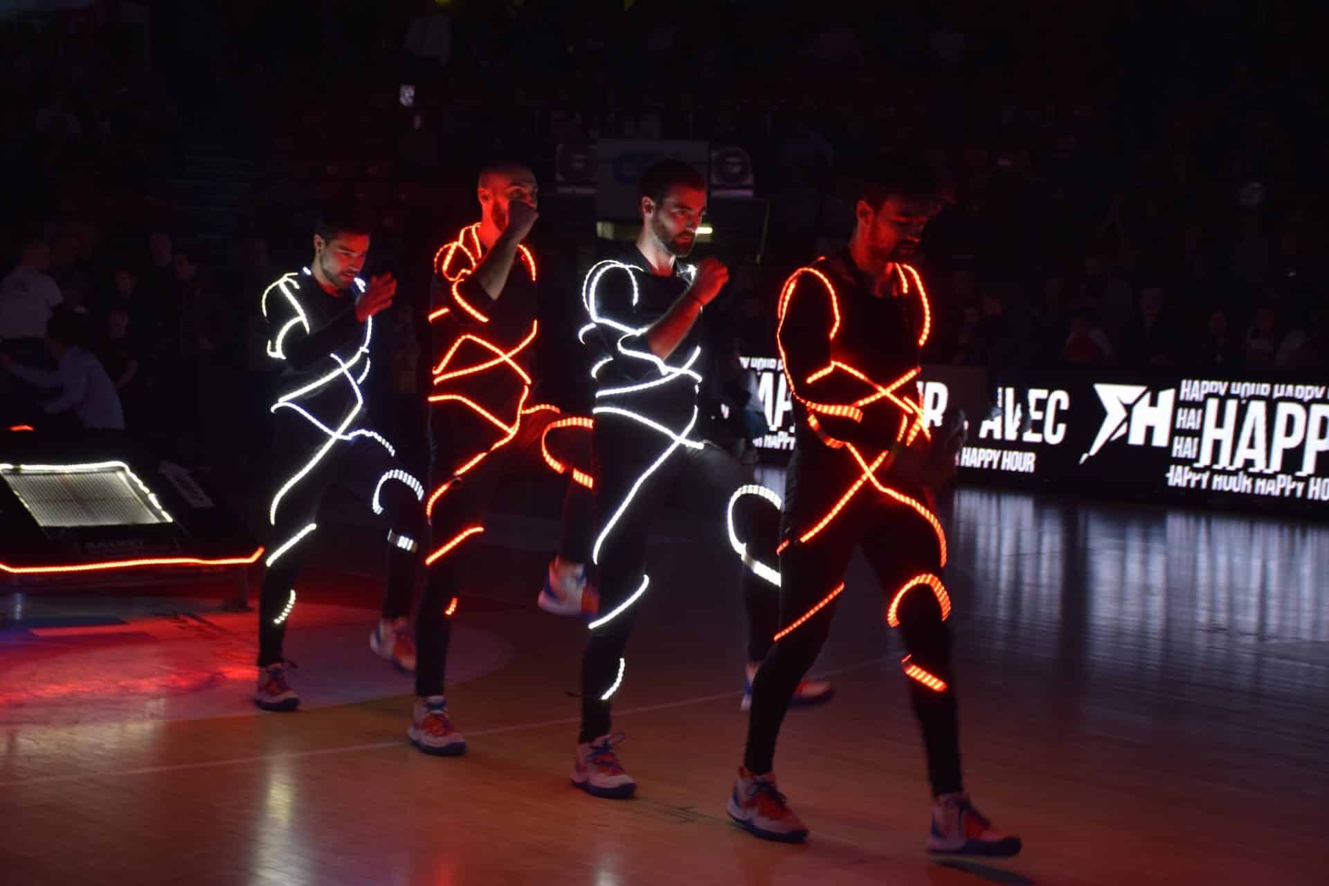 Basket acrobatique dans le noir en LED avec les Barjots dunkers