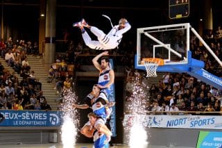 Basket acrobatique Dunk en Pyramide 3 signature Barjots dunkers