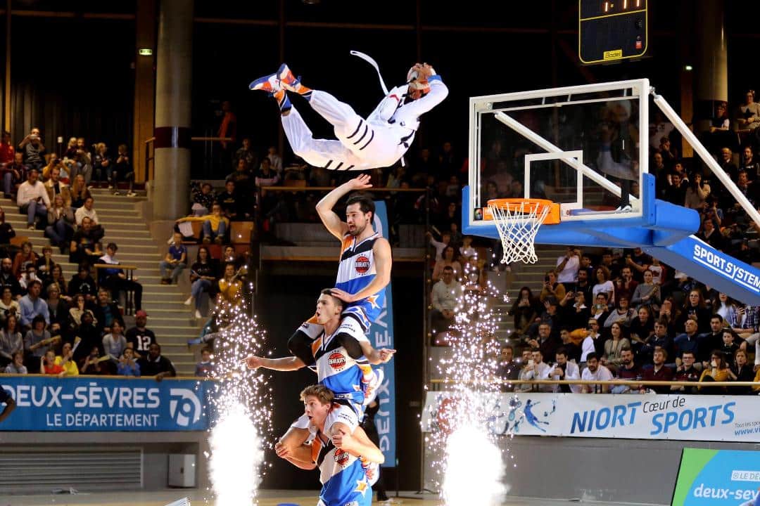 Basket acrobatique Dunk en Pyramide 3 signature Barjots dunkers