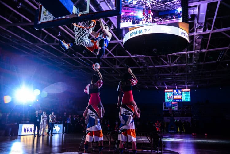 ACROBATIC BASKETBALL LEADER