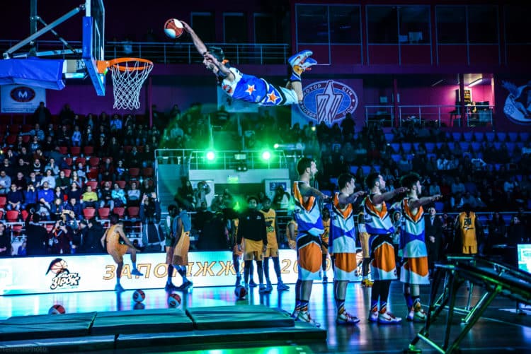 Barjots dunkers best team acrobatic basketball slam dunk show