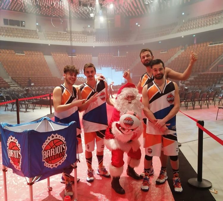 Les Barjots dunkers à Brest avec le Pere Noel