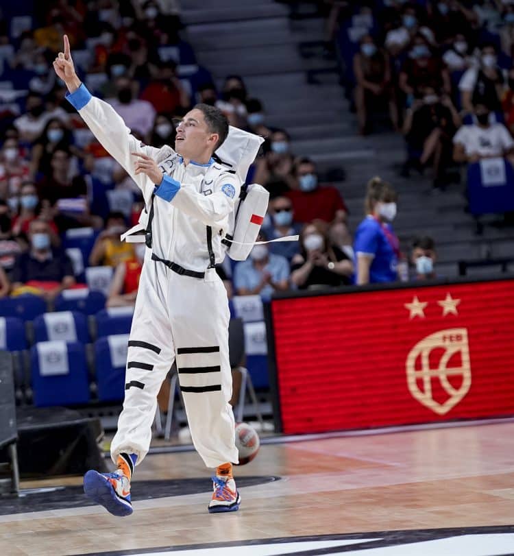 Image de basket acrobatique show astronaute