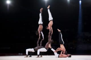 Photos d'une troupe d'acrobates marseillaise