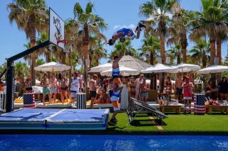 Show Barjots Dunkers au bord de la piscine