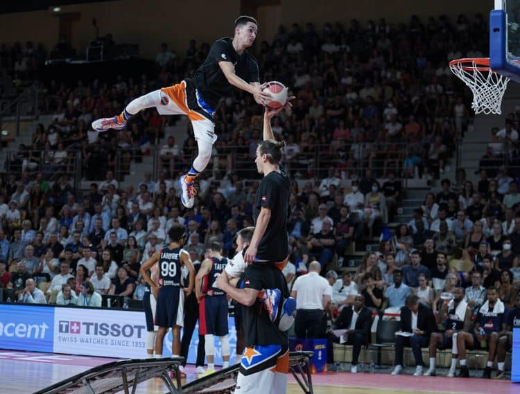 Photo du match de qualification France Hongrie le 4 juillet 2022 au Vendéspace, spectacle Barjots Dunkers