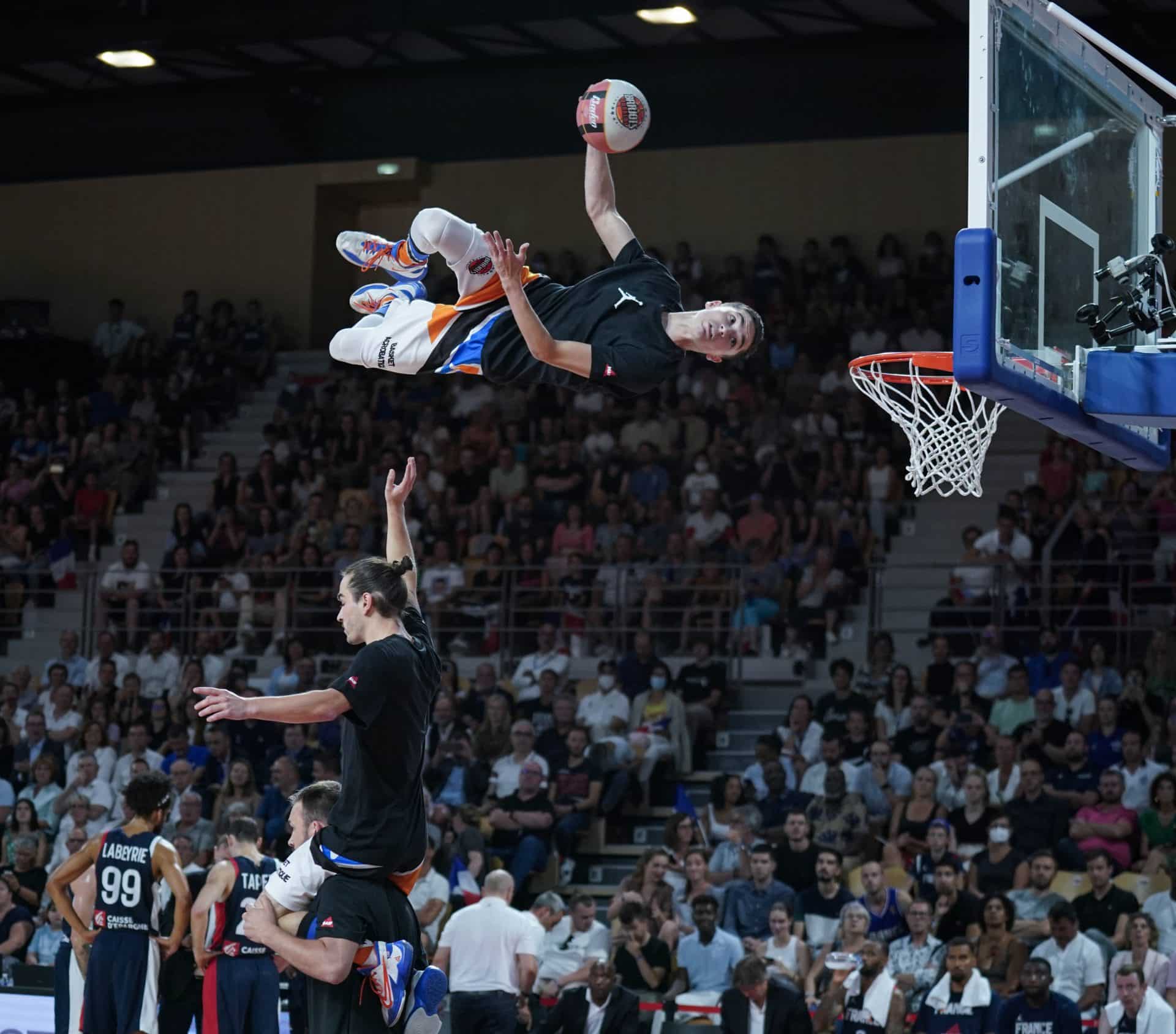 Photo du match de qualification France Hongrie le 4 juillet 2022 au Vendéspace, spectacle Barjots Dunkers