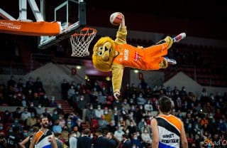 Mascotte de l'équipe Le Mans Sarthe Basketball qui dunk avec les Barjots Dunkers