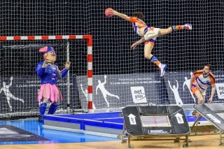 Spectacle de handball acrobatique à Cesson par les Barjots Hand