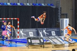 Spectacle de handball acrobatique à Cesson par les Barjots Hand