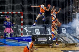 Spectacle de handball acrobatique à Cesson par les Barjots Hand