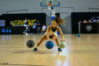 Photo de Luane notre artiste en basket dribbling