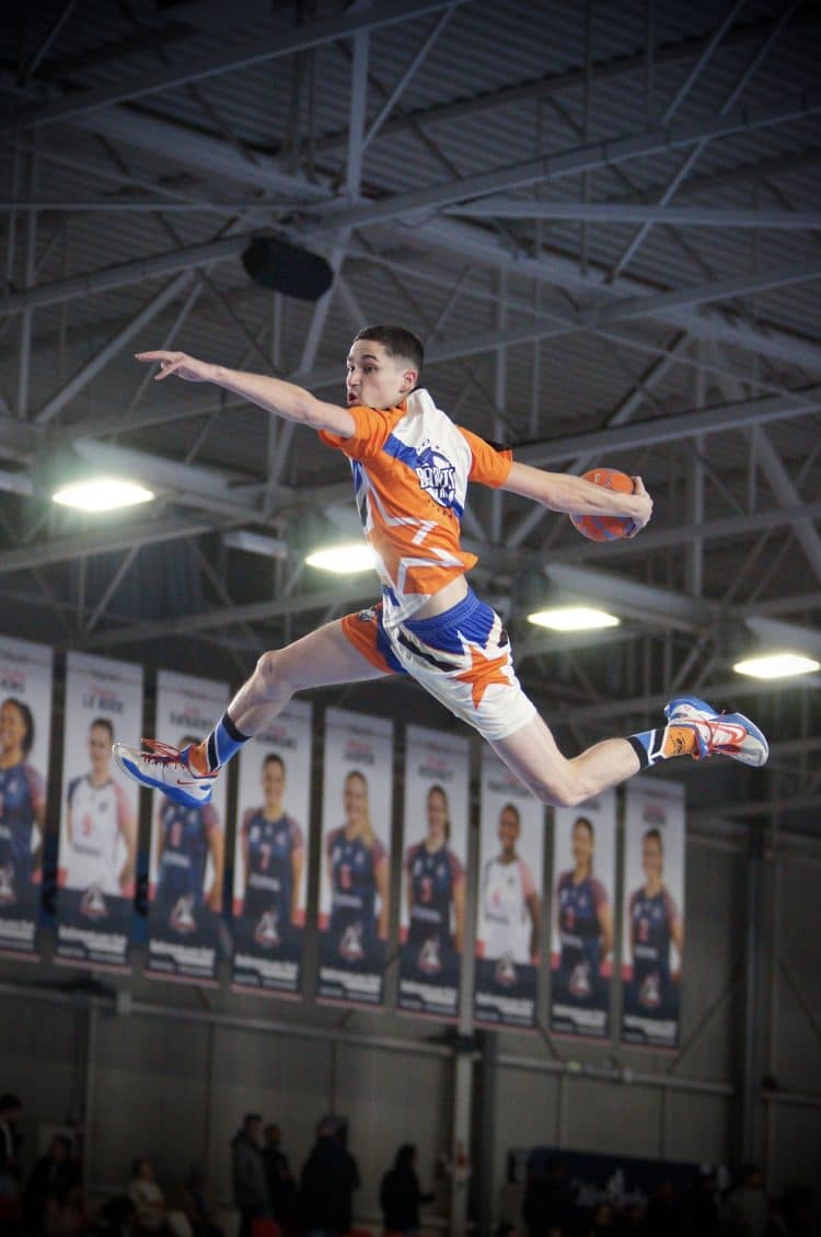 Photo du passage des Barjots Dunkers lors du match de handball féminin des Neptunes de Nantes face à Paris 92