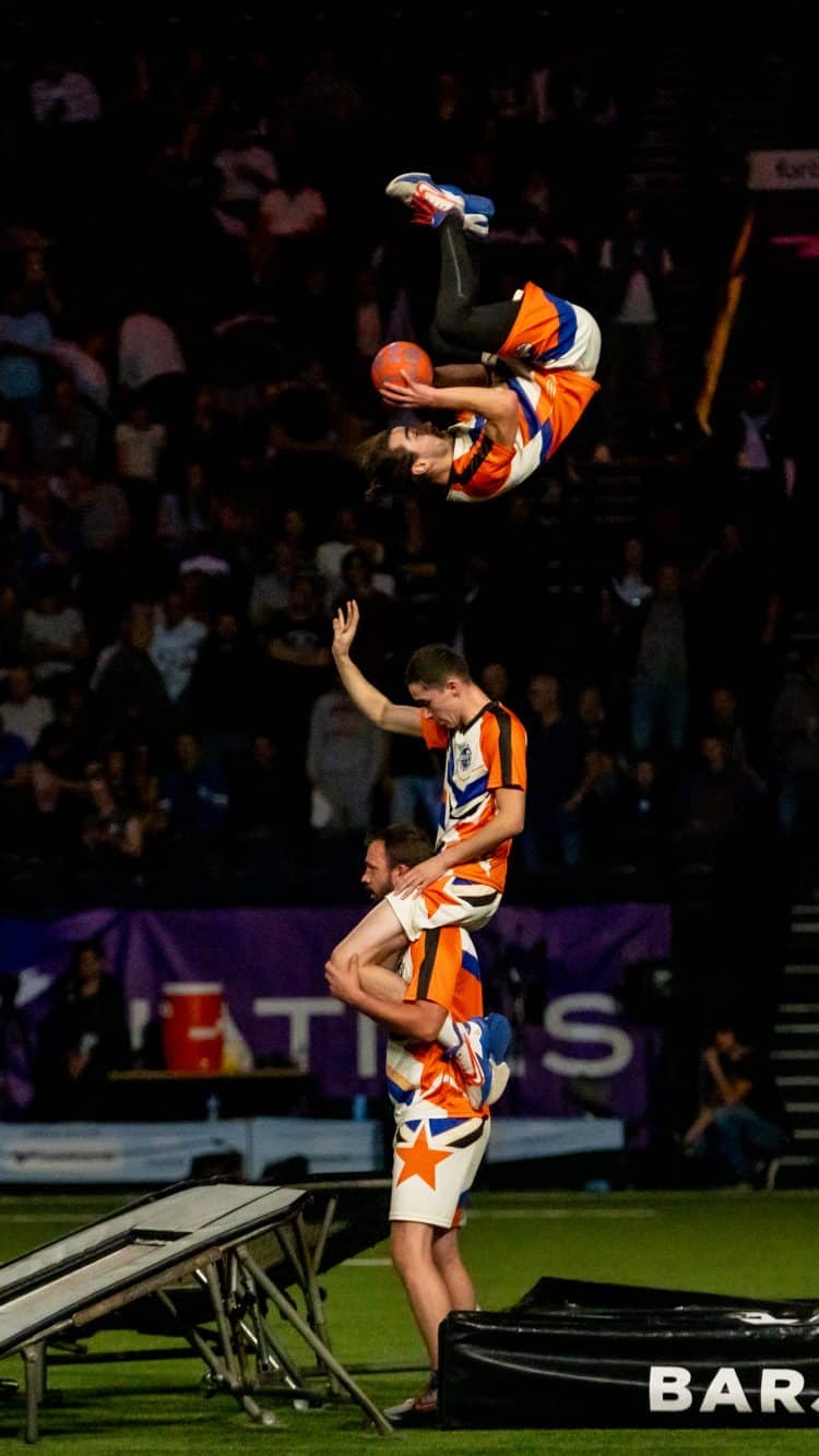 Photos du spectacle de Handball acrobatique à la Défense Arena par les Barjots Dunkers, lors du match TOP 14 Racing 92 - Montpellier