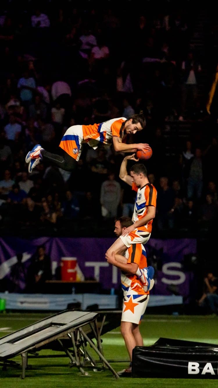 Photos du spectacle de Handball acrobatique à la Défense Arena par les Barjots Dunkers, lors du match TOP 14 Racing 92 - Montpellier