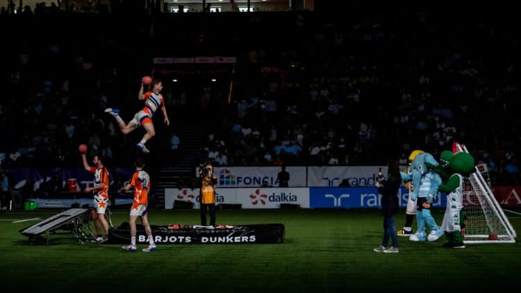 Photos du spectacle de Handball acrobatique à la Défense Arena par les Barjots Dunkers, lors du match TOP 14 Racing 92 - Montpellier