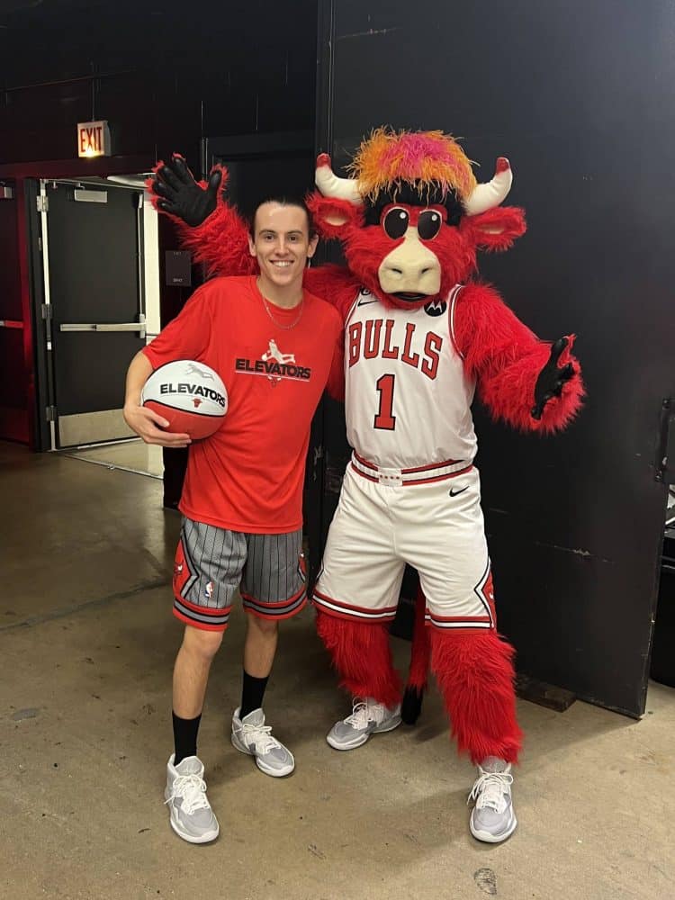 Photo de Kilian des Barjots Dunkers performant avec les Bull Elevators, équipe de basket acrobatique des Chicago Bulls, NBA