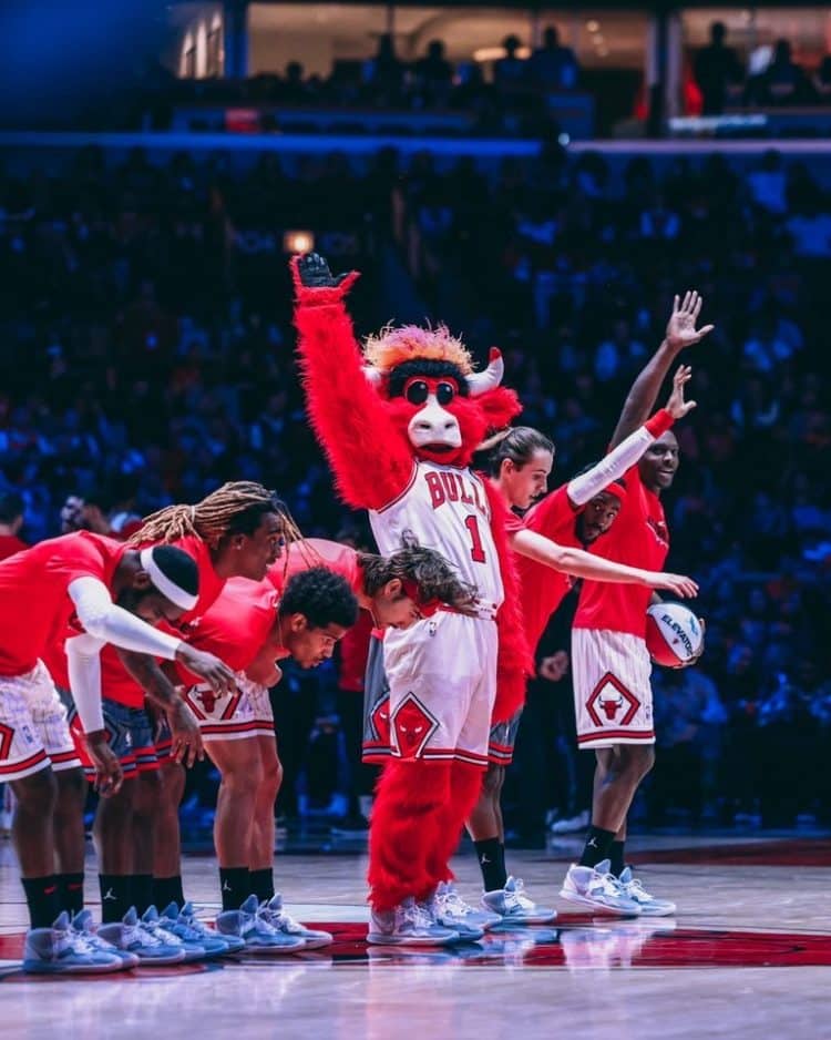 Photo de Kilian des Barjots Dunkers performant avec les Bull Elevators, équipe de basket acrobatique des Chicago Bulls, NBA