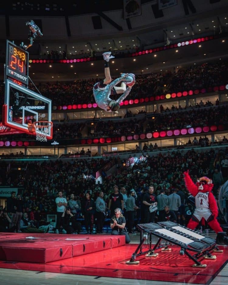 Photo de Kilian des Barjots Dunkers performant avec les Bull Elevators, équipe de basket acrobatique des Chicago Bulls, NBA