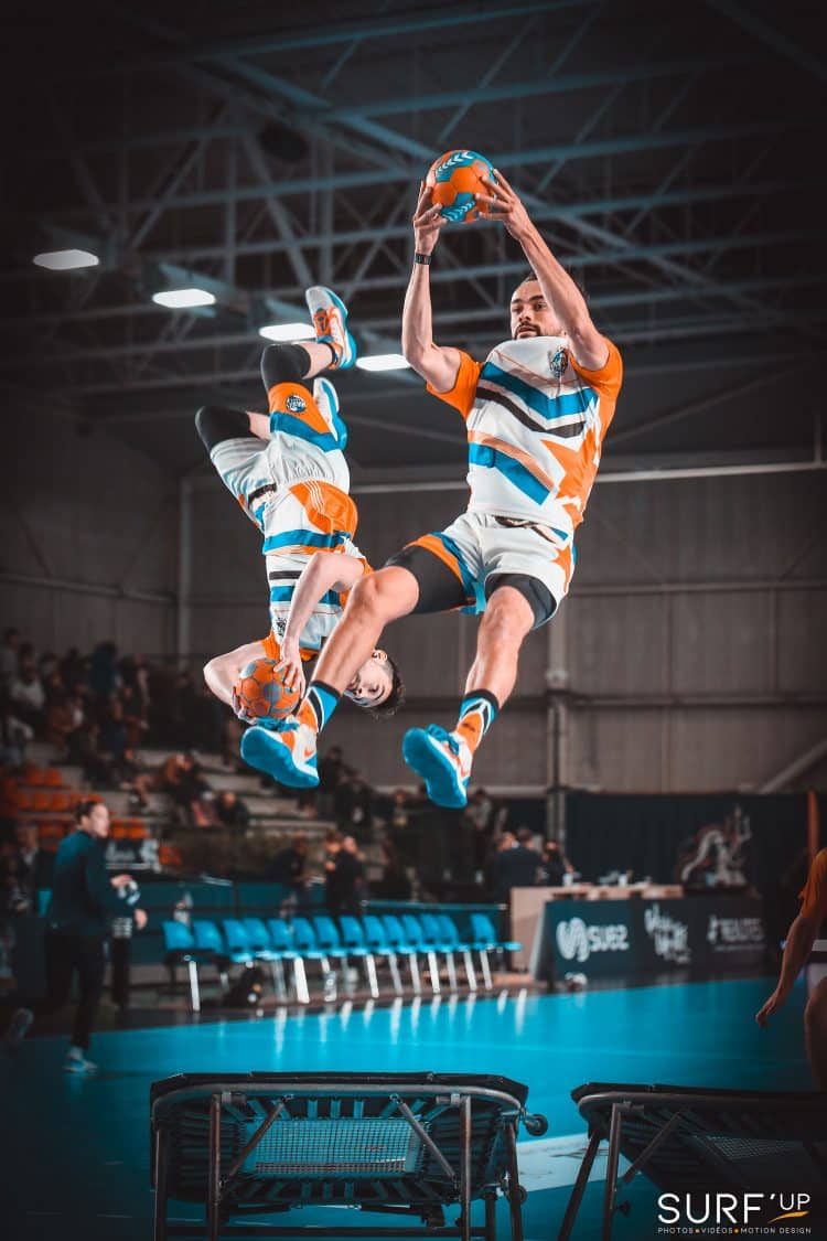 Photo du passage des Barjots Dunkers lors du match de handball féminin des Neptunes de Nantes face à Paris 92