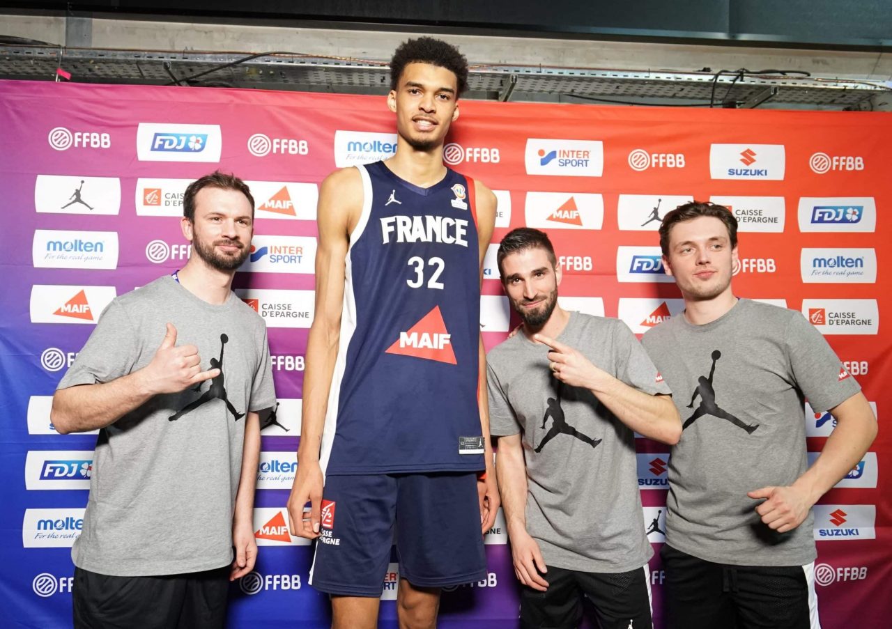 Photo de notre performance en basket acrobatique lors du match France / Lituanie à l'Arena Loire Trélazé pour la dernière journée de qualification à la Coupe du monde 2023