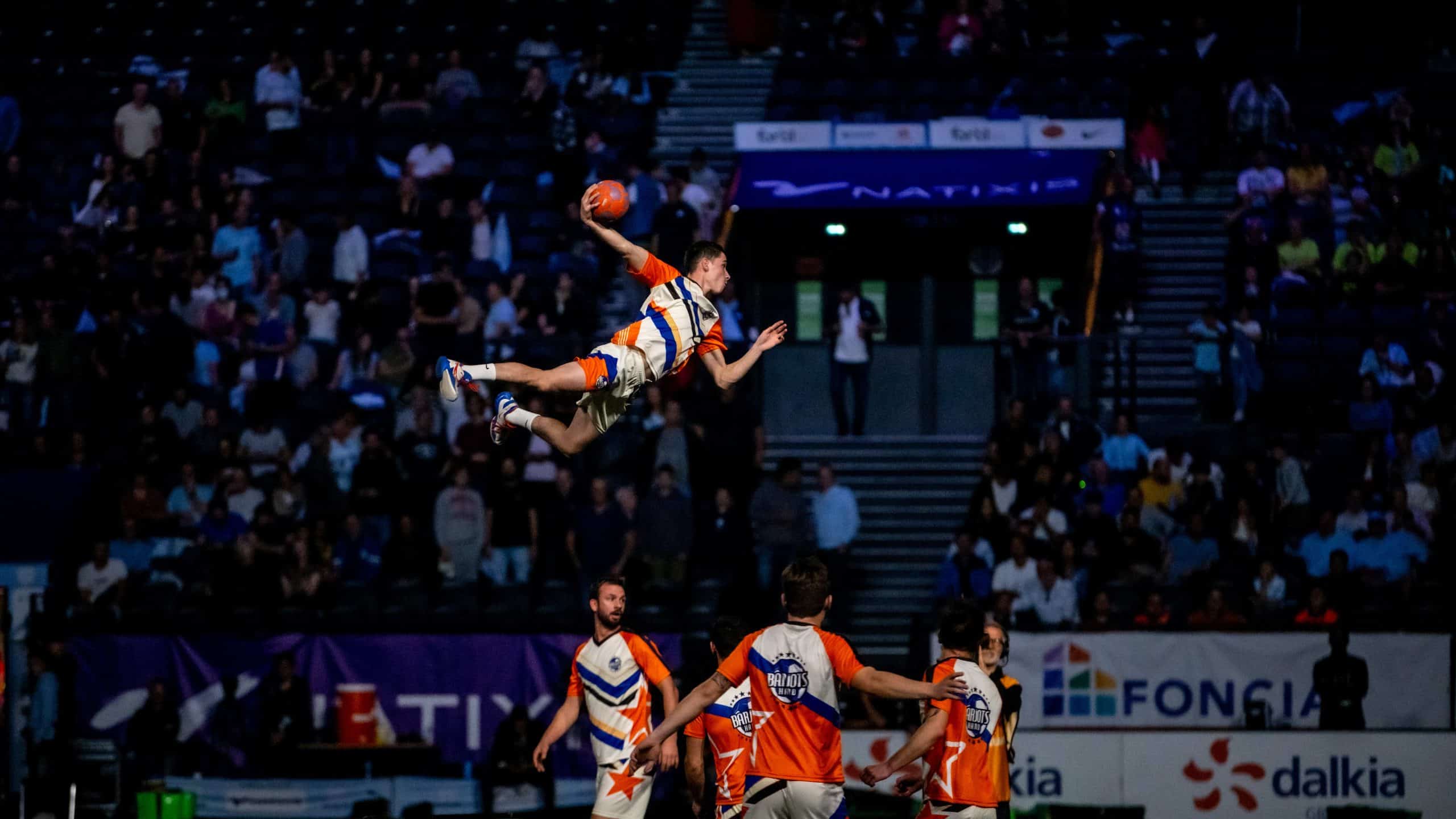 Photos du spectacle de Handball acrobatique à la Défense Arena par les Barjots Dunkers, lors du match TOP 14 Racing 92 - Montpellier