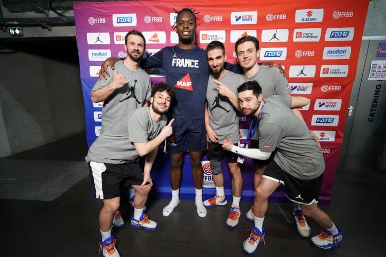 Photo de notre performance en basket acrobatique lors du match France / Lituanie à l'Arena Loire Trélazé pour la dernière journée de qualification à la Coupe du monde 2023