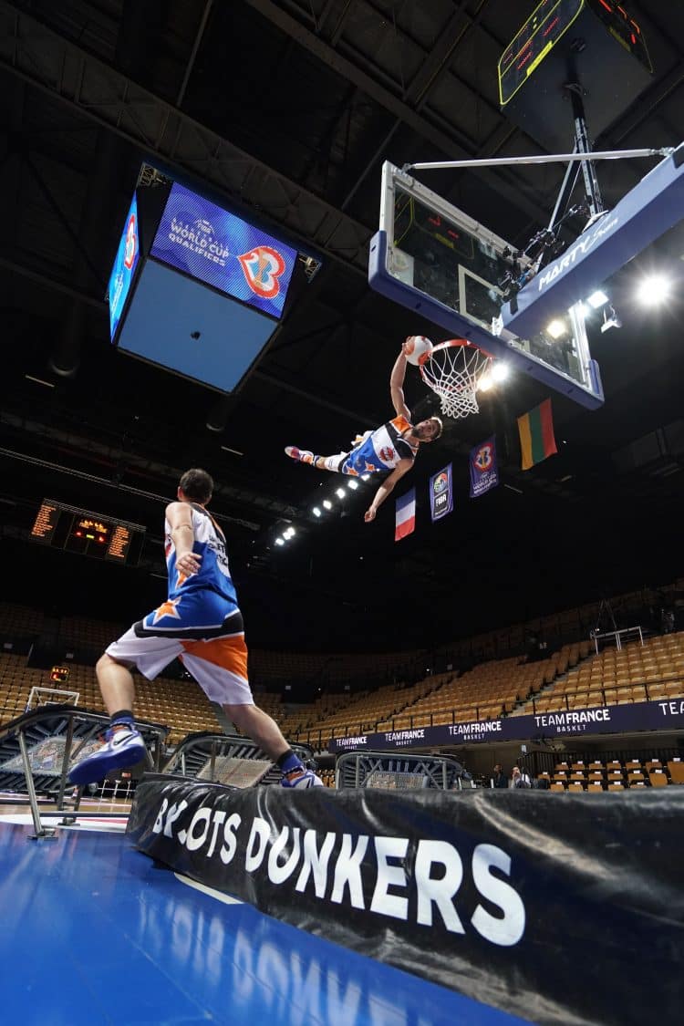 Photo de notre performance en basket acrobatique lors du match France / Lituanie à l'Arena Loire Trélazé pour la dernière journée de qualification à la Coupe du monde 2023