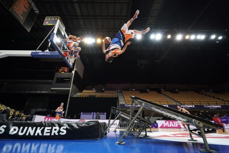 Photo de notre performance en basket acrobatique lors du match France / Lituanie à l'Arena Loire Trélazé pour la dernière journée de qualification à la Coupe du monde 2023