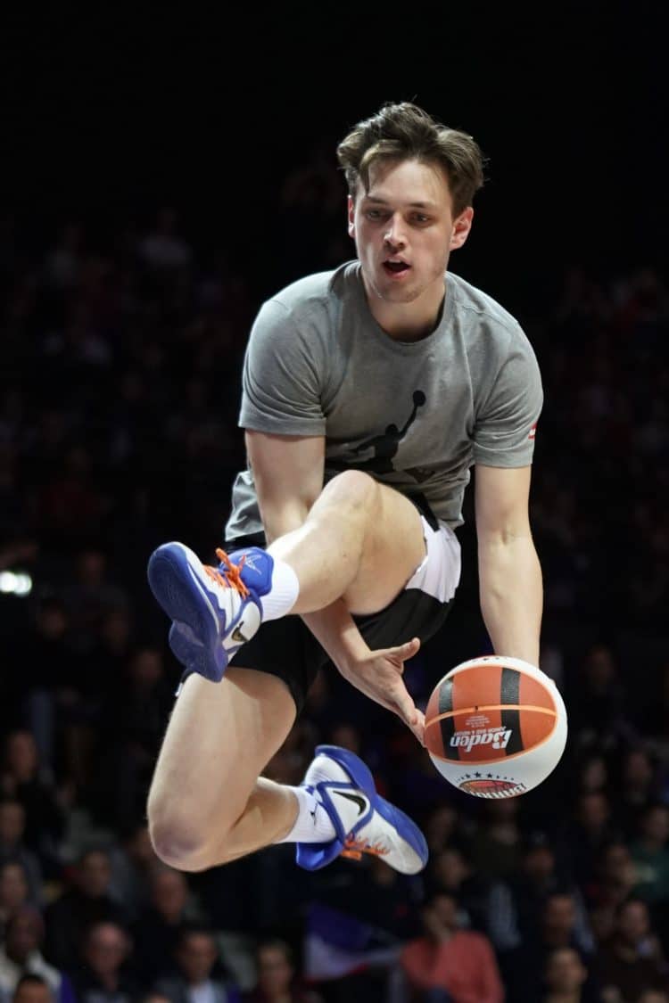 Photo de notre performance en basket acrobatique lors du match France / Lituanie à l'Arena Loire Trélazé pour la dernière journée de qualification à la Coupe du monde 2023