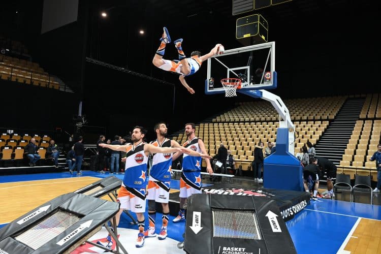 Photo de notre performance en basket acrobatique lors du match France / Lituanie à l'Arena Loire Trélazé pour la dernière journée de qualification à la Coupe du monde 2023