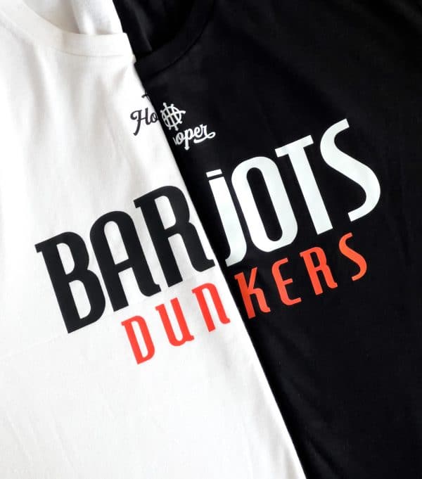 Photo nouveau tshirt Dunkers noir et blanc, zoom sur le flocage avant