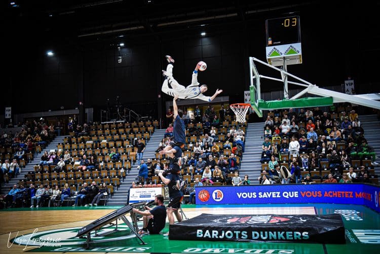 Betclic elite - entertainment game - dunk over 3 people