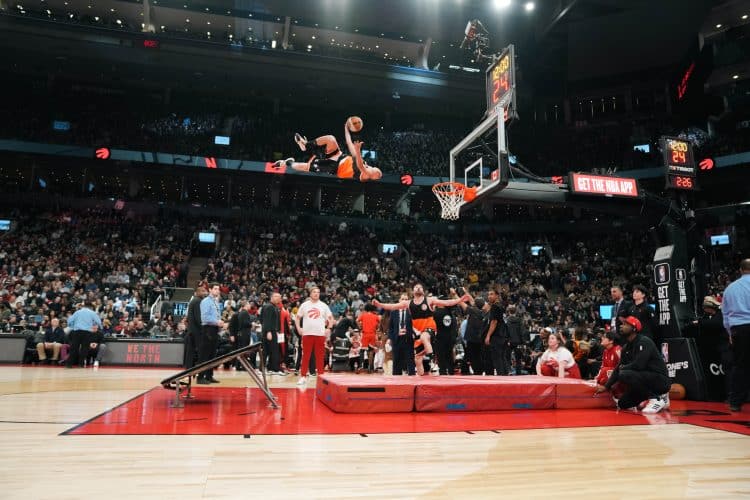 NBA Game Toronto raptors - dunk show