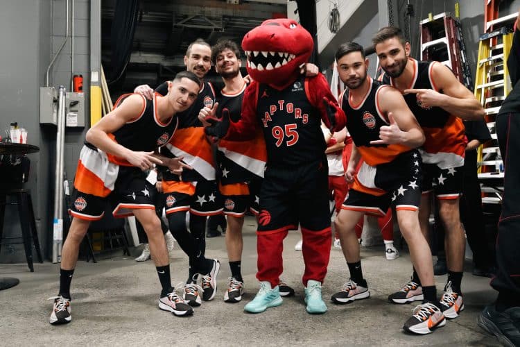 NBA Game Toronto Raptors - photo team - mascot - Raptor - mascotte - Barjots dunkers
